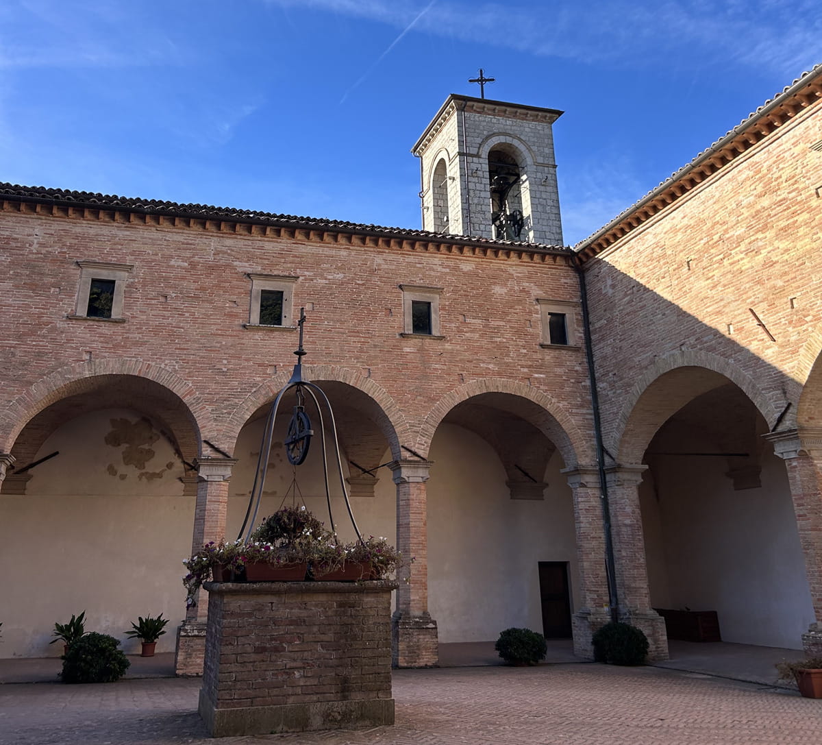 Chiostro della Basilica di Sant'Ubaldo a Gubbio (Foto di Paolo Ribichini)
