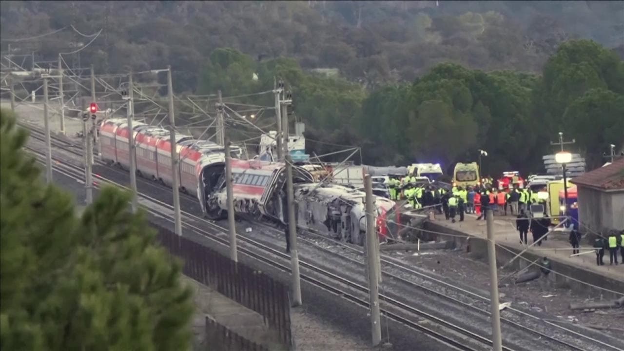 Spagna, scontro treni: le lamiere contorte di una carrozza deragliata alla luce del giorno