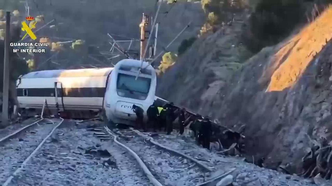 Spagna, scontro treni: i binari distrutti in soggettiva, l'ipotesi del giunto rotto