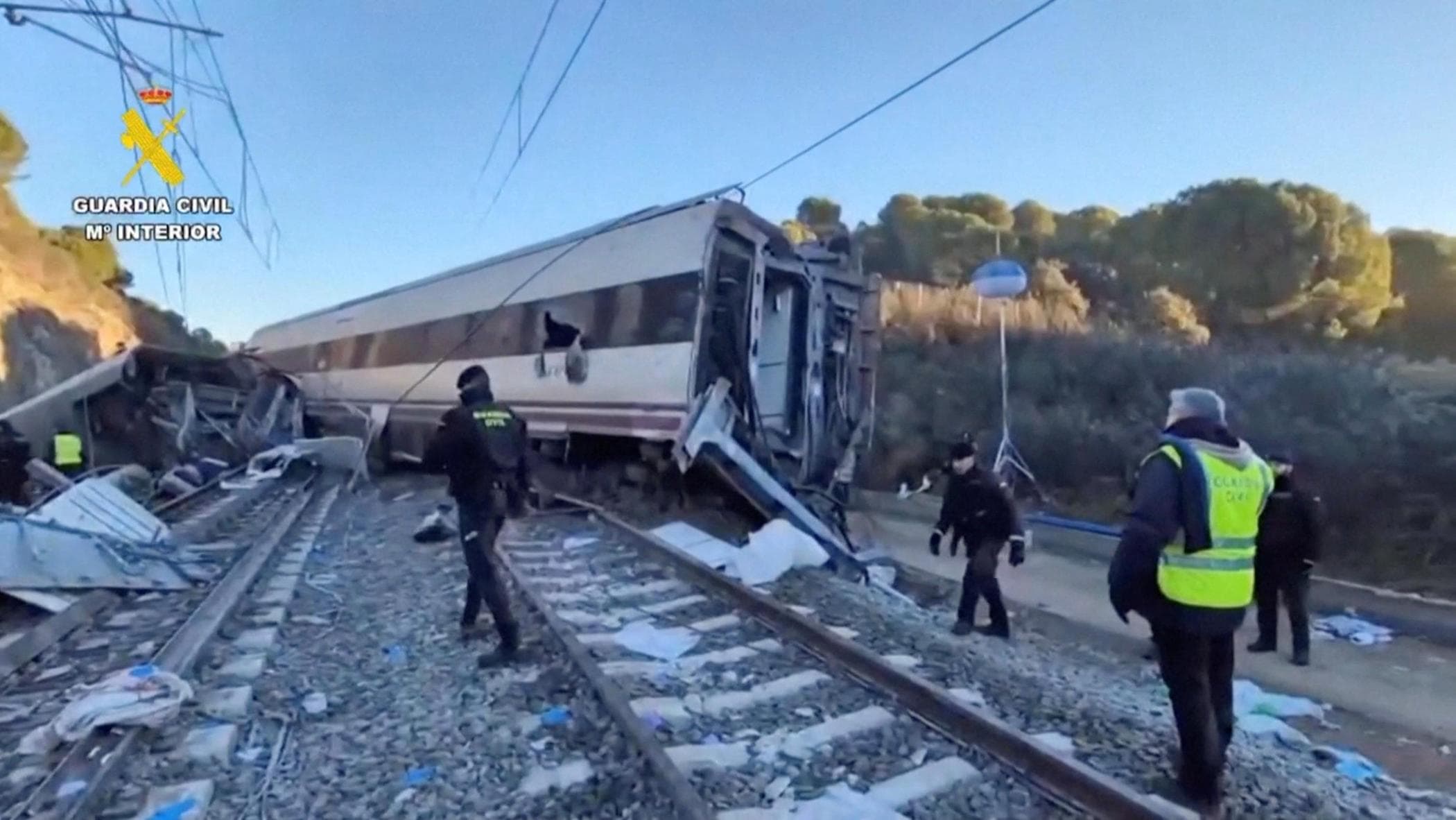 Spagna, ministro dei Trasporti sullo scontro dei treni: “Su un rettilineo, difficile da spiegare”