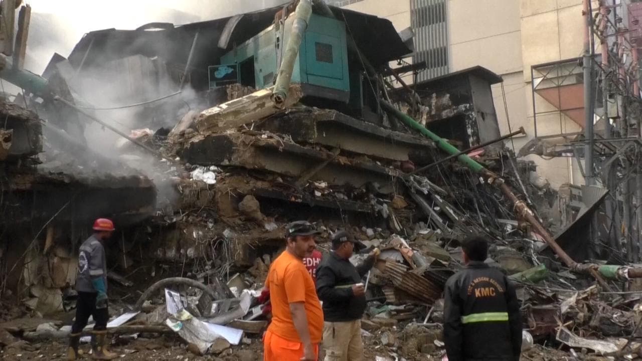 Pakistan, incendio in un centro commerciale a Karachi: l'intervento dei soccorritori