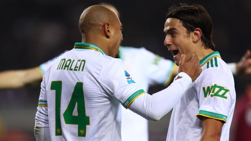 Malen esulta con Dybala