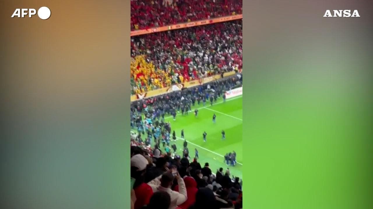 Coppa d'Africa, dopo il gol annullato i tifosi senegalesi tentano di invadere il campo