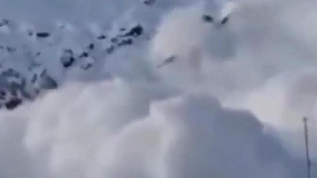 Russia, spettacolare valanga artificiale sul Monte Elbrus: una enorme nube di neve avvolge la valle
