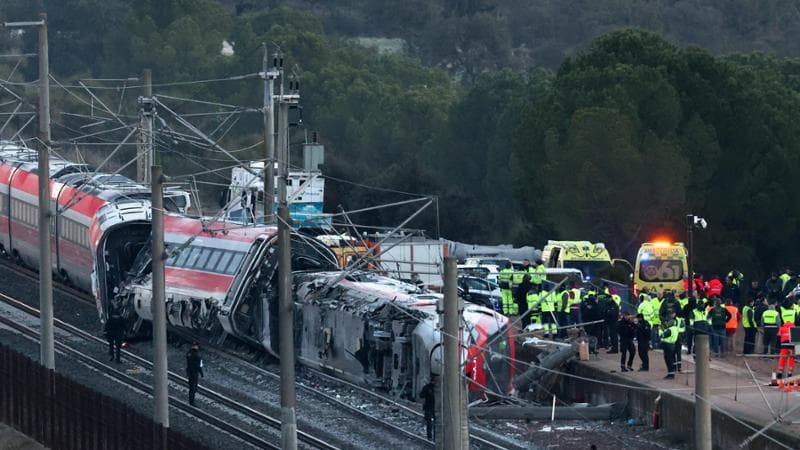 Ad Adamuz tra chi cerca i dispersi dello scontro tra treni: “I morti potrebbero essere il doppio”