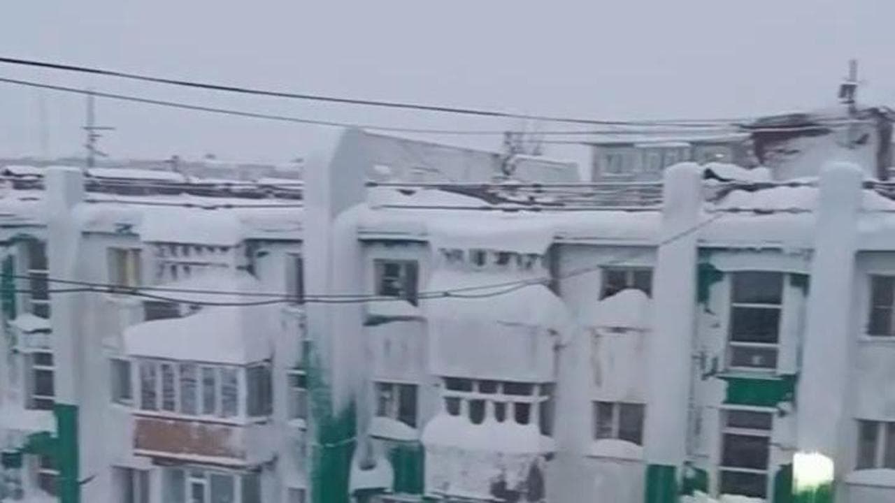 Russia, nevicate record nella penisola della Kamchatka: oltre tre metri di neve e città paralizzate