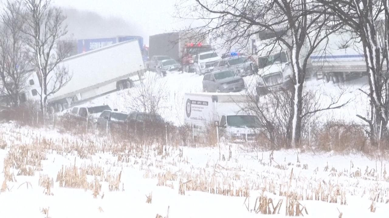 Tempesta di neve in Michigan, maxi-tamponamento di 100 tra auto e camion in autostrada
