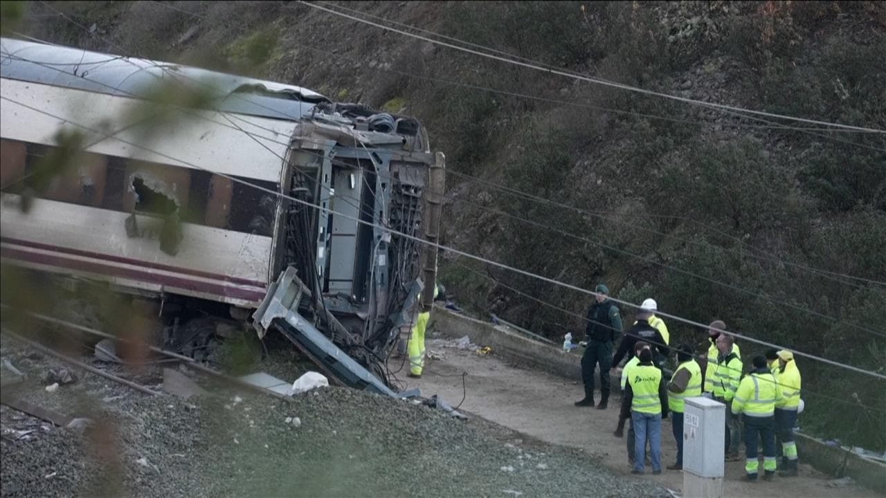 Tragedia ferroviaria in Spagna, le ricerche dei corpi tra i vagoni dei treni
