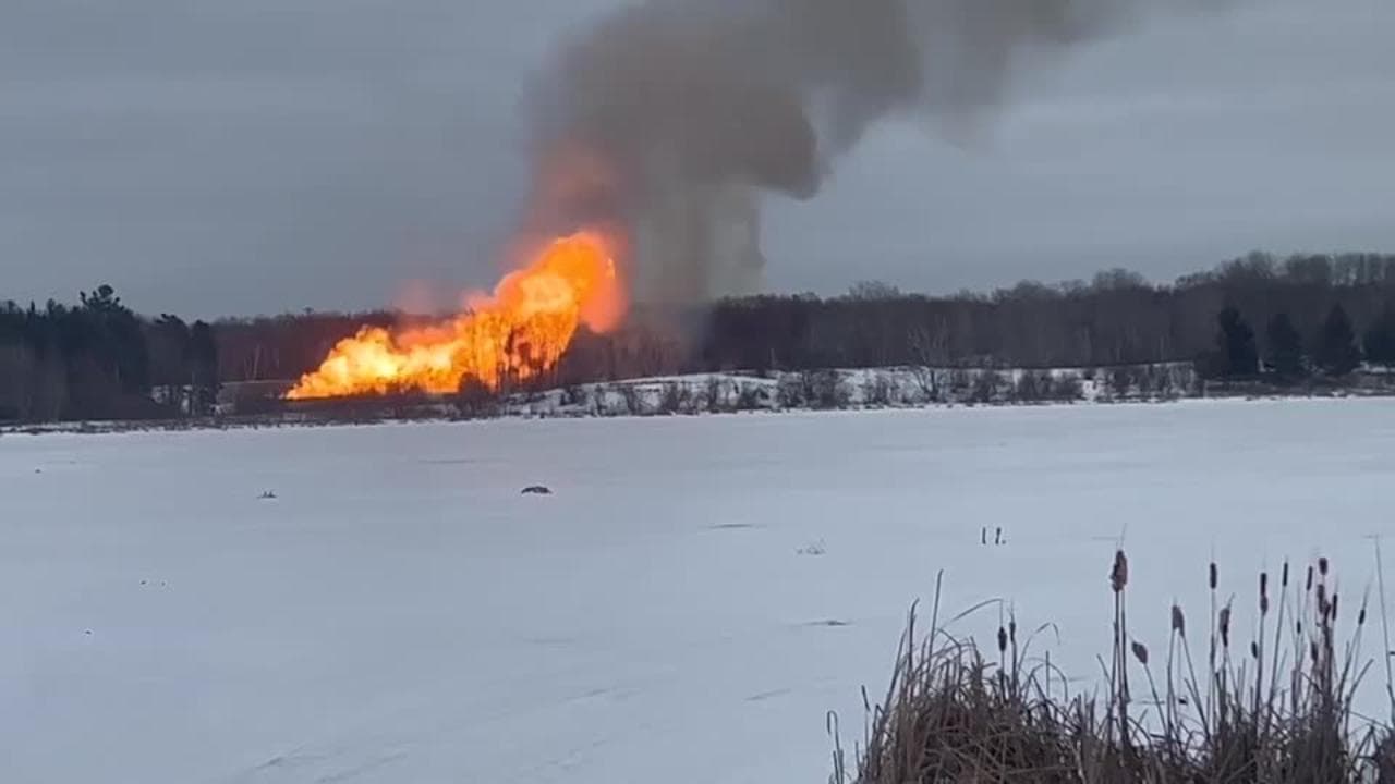 Usa, violenta esplosione in un gasdotto del Minnesota: le immagini del maxi incendio