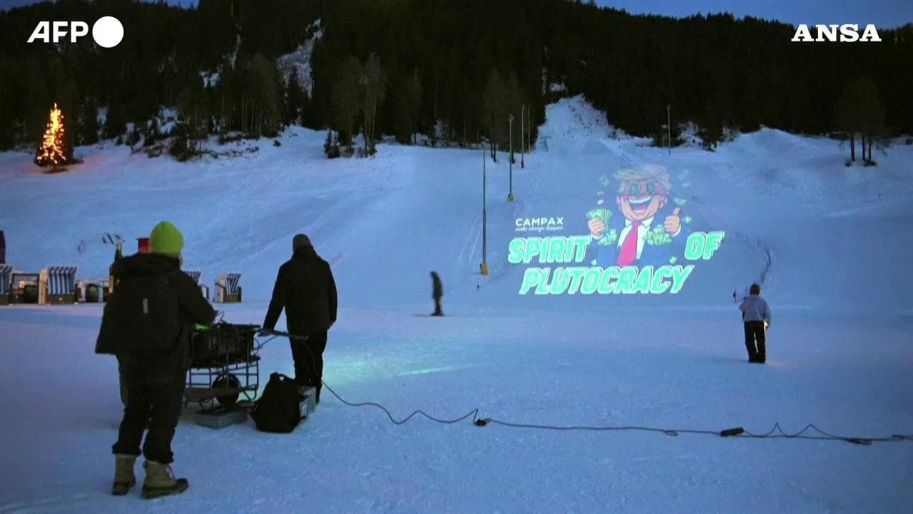 "Spirito della plutocrazia": sulle piste da sci di Davos la protesta satirica contro Trump
