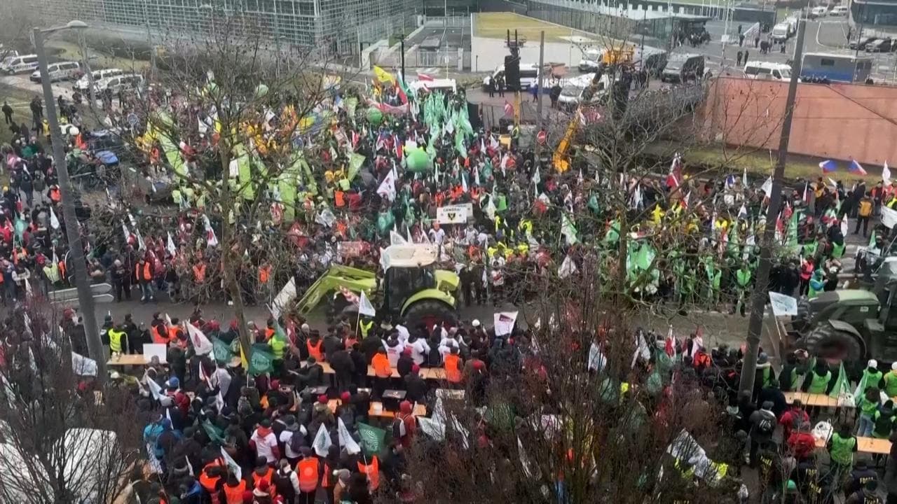 Agricoltori in piazza a Strasburgo contro Mercosur: in piazza oltre 1000 trattori