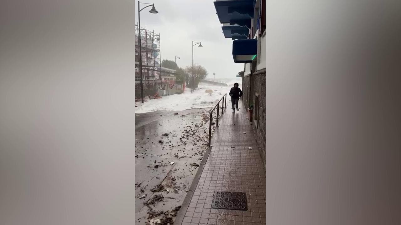 Maltempo in Sardegna, mareggiata a Cala Gonone: l'acqua arriva fino in paese