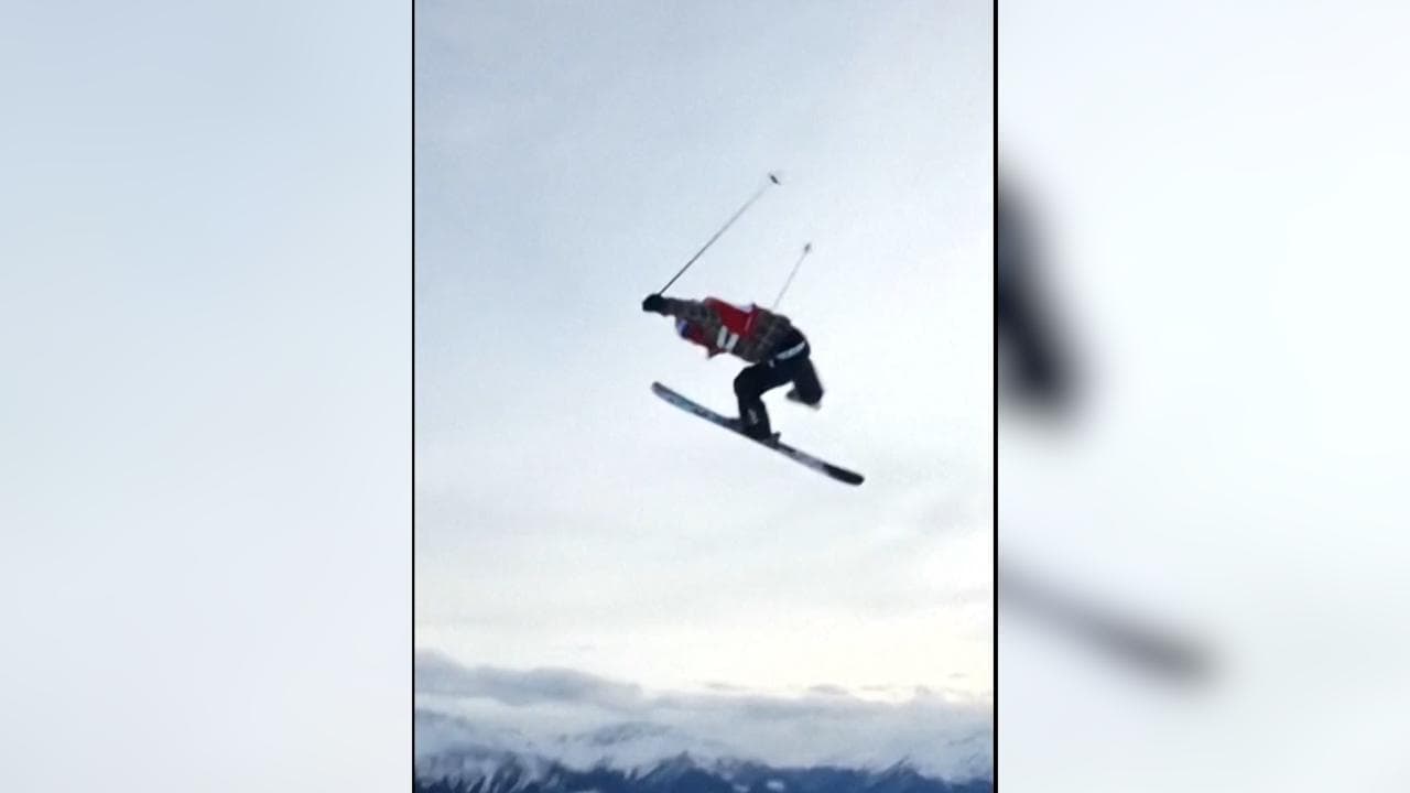 Svizzera, perde uno sci durante il salto: l'incredibile numero dell'austriaco Svancer