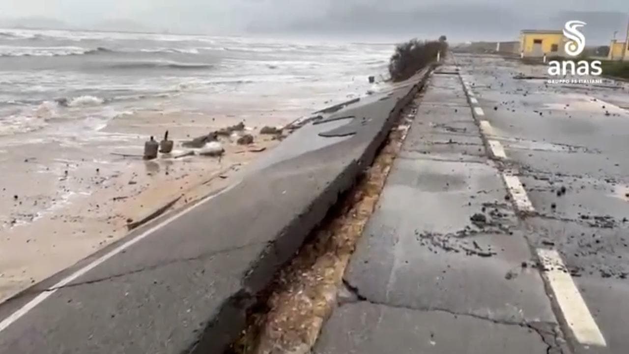 Maltempo in Sardegna, l'acqua spacca il manto stradale. Chiusa la statale tra Cagliari e Capoterra