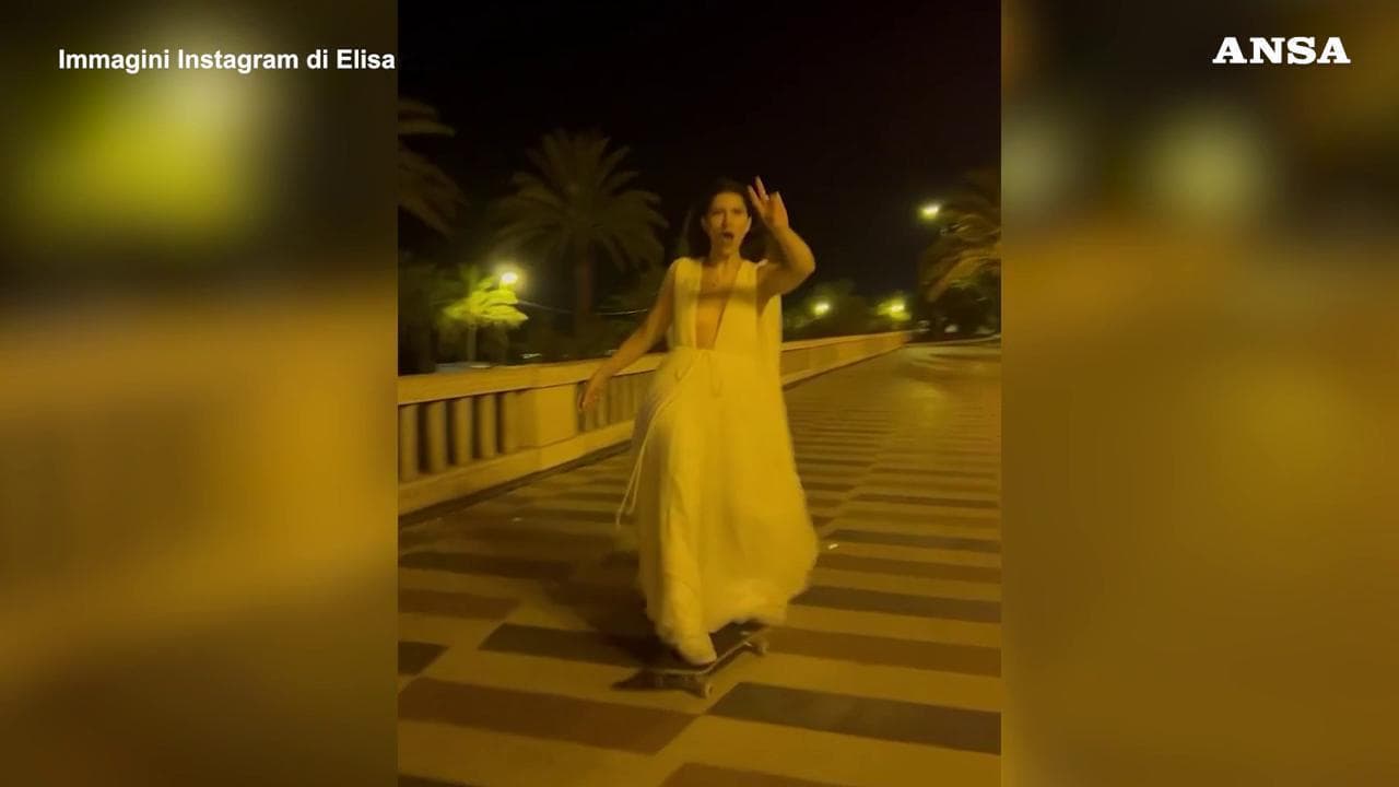 L'omaggio di Elisa a Valentino, in bianco sullo skate a Sanremo: "Grazie per avermi accompagnata"
