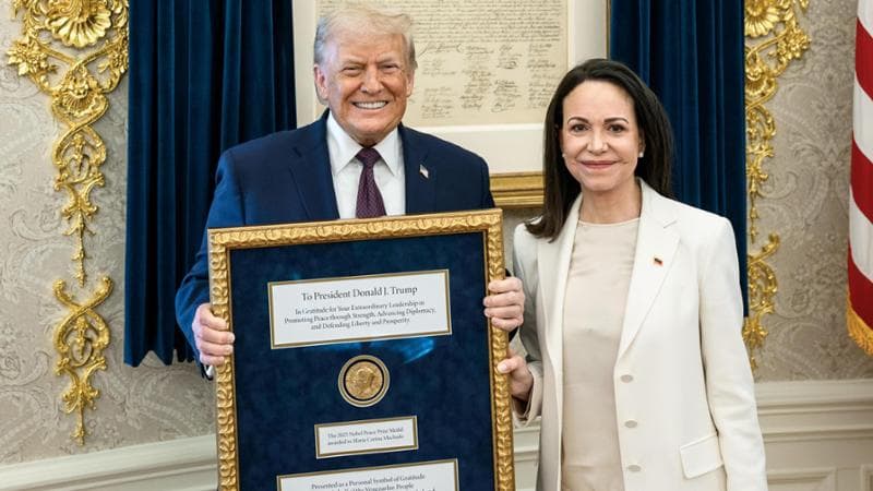 Washington, 15 gennaio: Maria Corina Machado consegna a Donald Trump il suo premio Nobel per la pace
