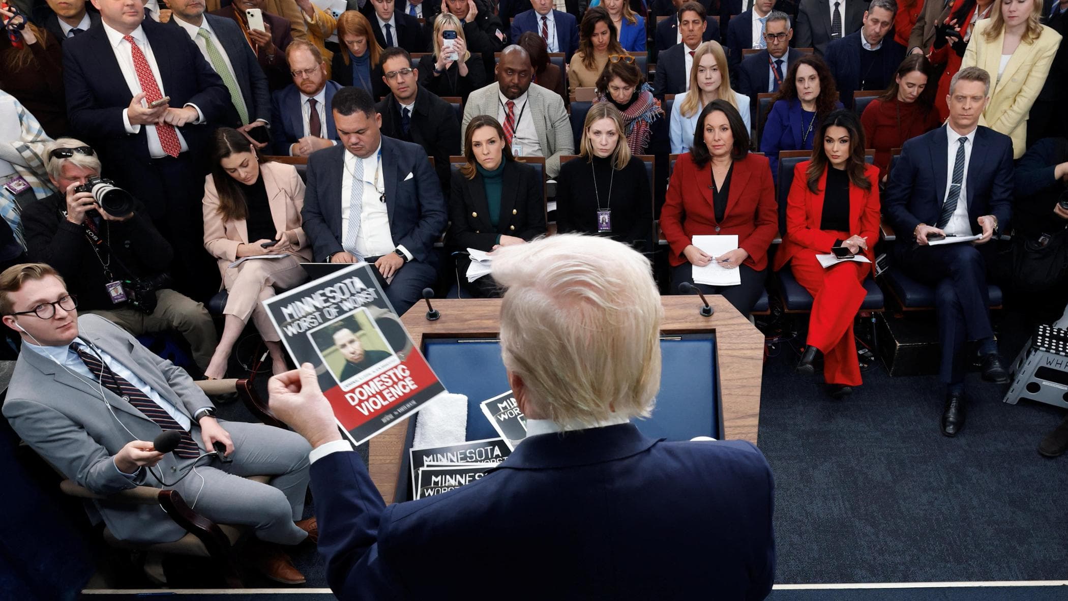 Trump celebra il primo anno con le foto dei migranti arrestati