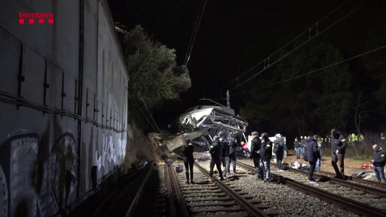 Spagna, deraglia un altro treno: la locomotiva del macchinista investita da un muro di contenimento