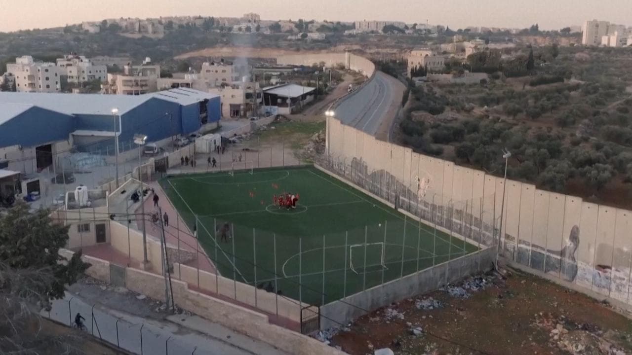 Cisgiordania, Israele contro il campo da calcio dei profughi: "Demolitelo o lo distruggiamo noi"