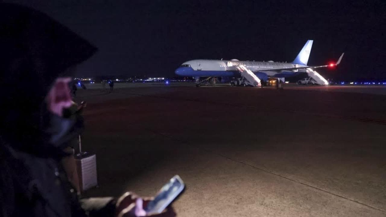 Trump cambia aereo, atterraggio di emergenza per l'Air force one: problema elettrico dopo il decollo