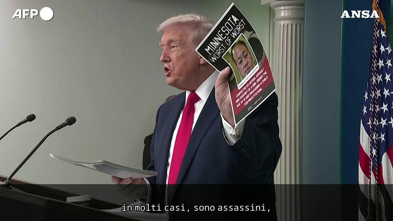 Trump mostra foto di immigrati: "Cavolo sono tipi tosti. Spacciatori, assassini, matti..."
