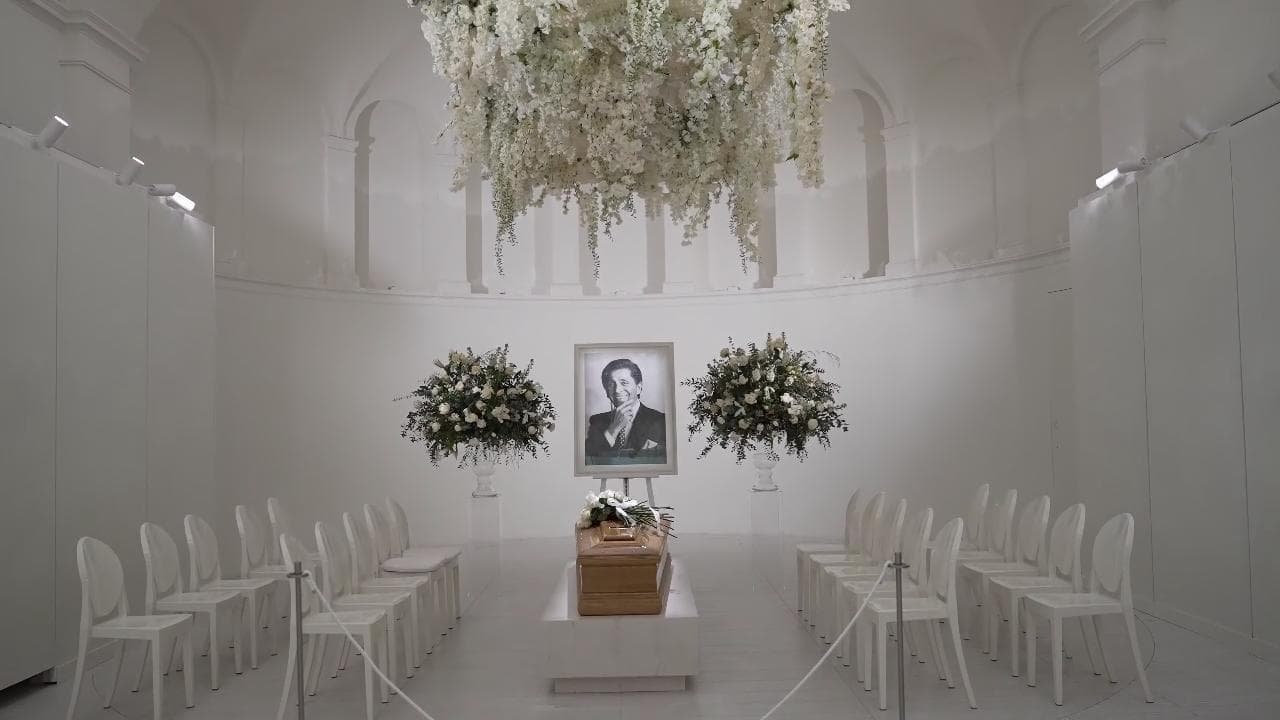 La camera ardente di Valentino con il bianco dominante uno dei suoi colori preferiti