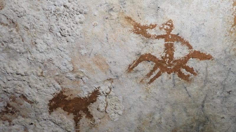 La mano è appena visibile a sinistra del cavaliere, più recente. Credit: Ahdi Agus Oktaviana