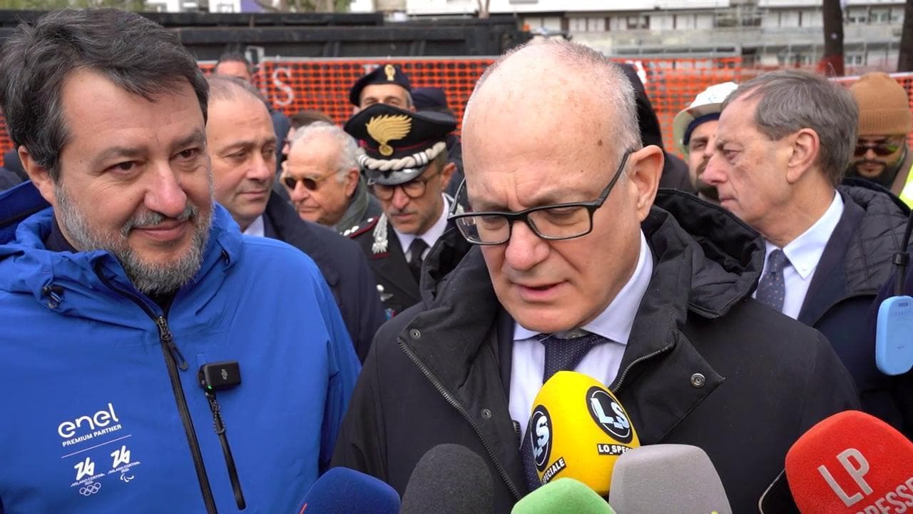 Roma, Gualtieri critica il governo sui fondi per la sicurezza: Salvini fa una smorfia e se ne va