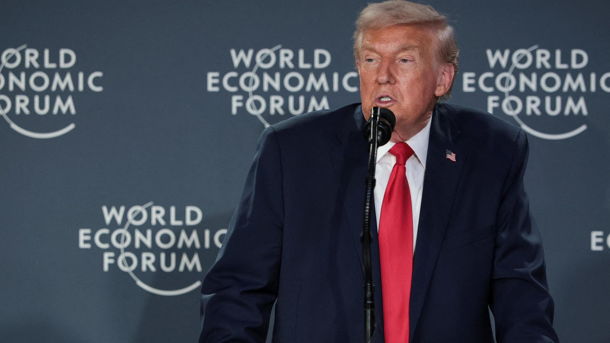 Lo show di Trump a Davos attacca la Ue poi fa l’accordo: “Via i dazi sulla Groenlandia”