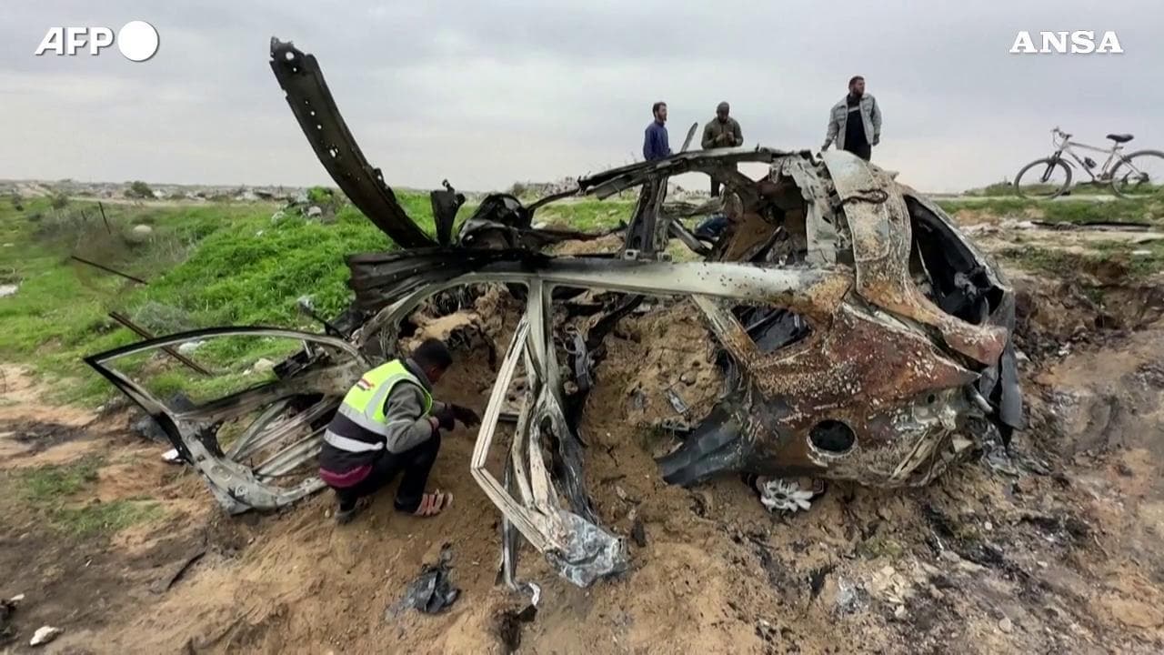Gaza City, auto carbonizzata dopo un attacco aereo israeliano: cinque morti fra cui tre giornalisti