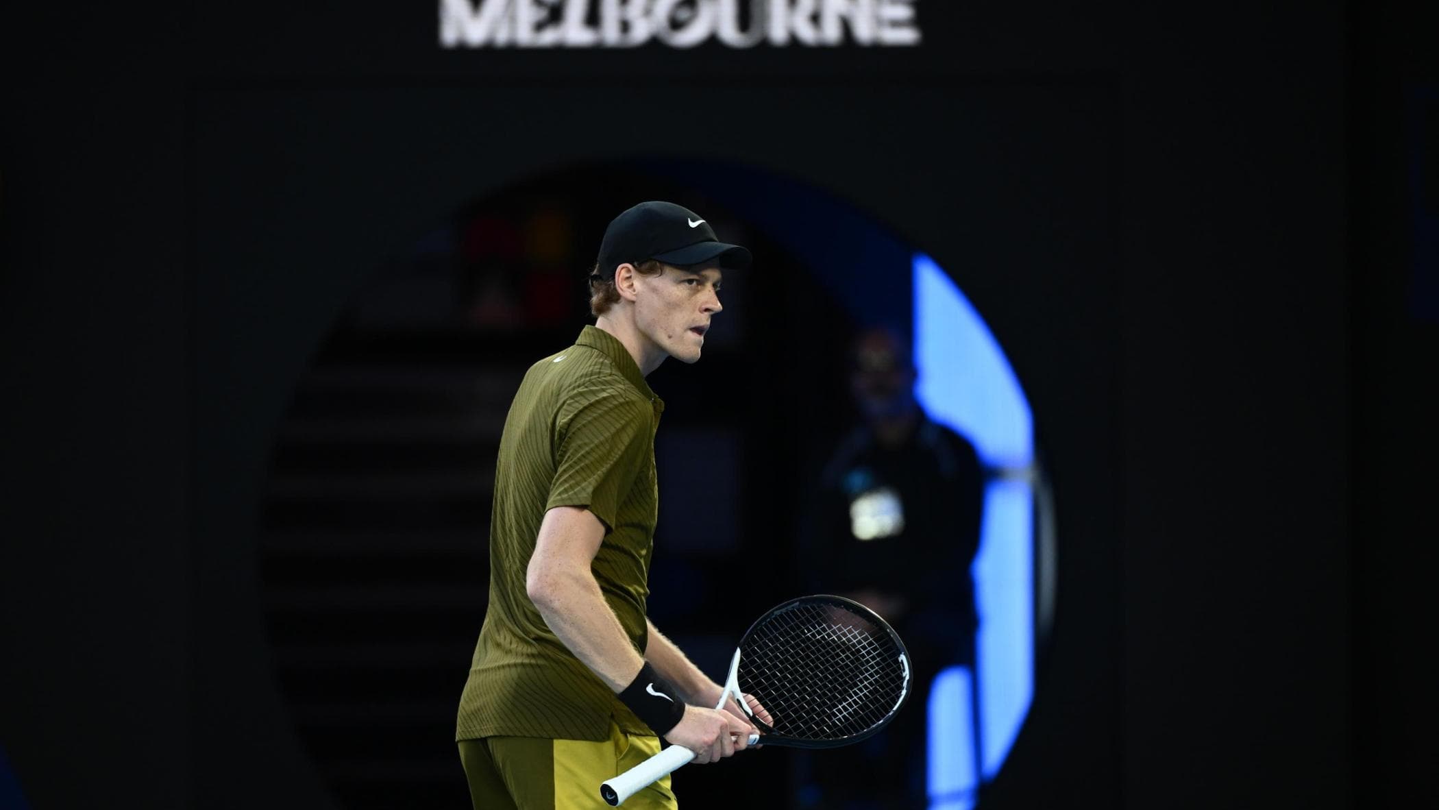 Sinner e il servizio impressionante, Jim Courier: “Ha cambiato il lancio pallina, è più solido”
