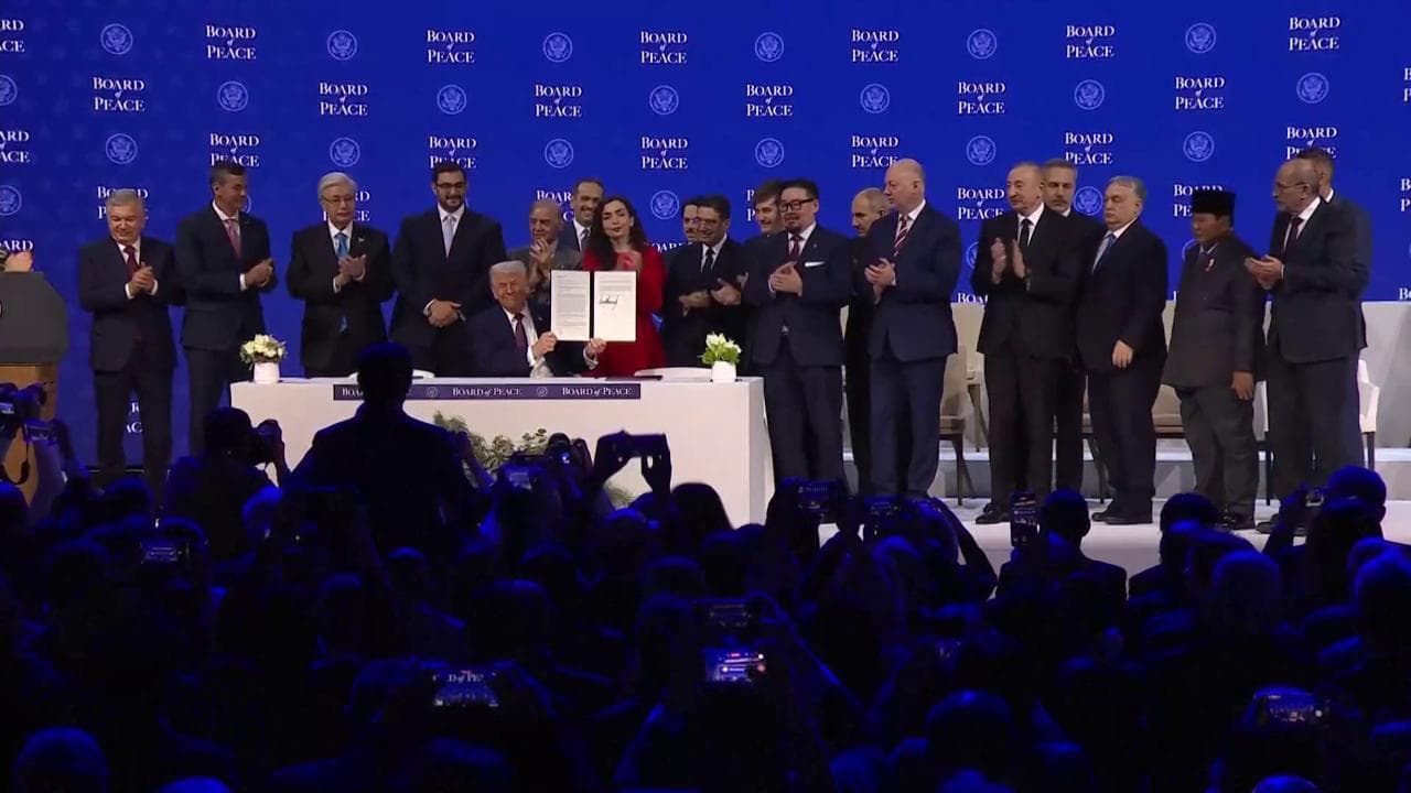 Davos, Trump firma il documento del  "Board of Peace" circondato dai capi di stato che aderiscono