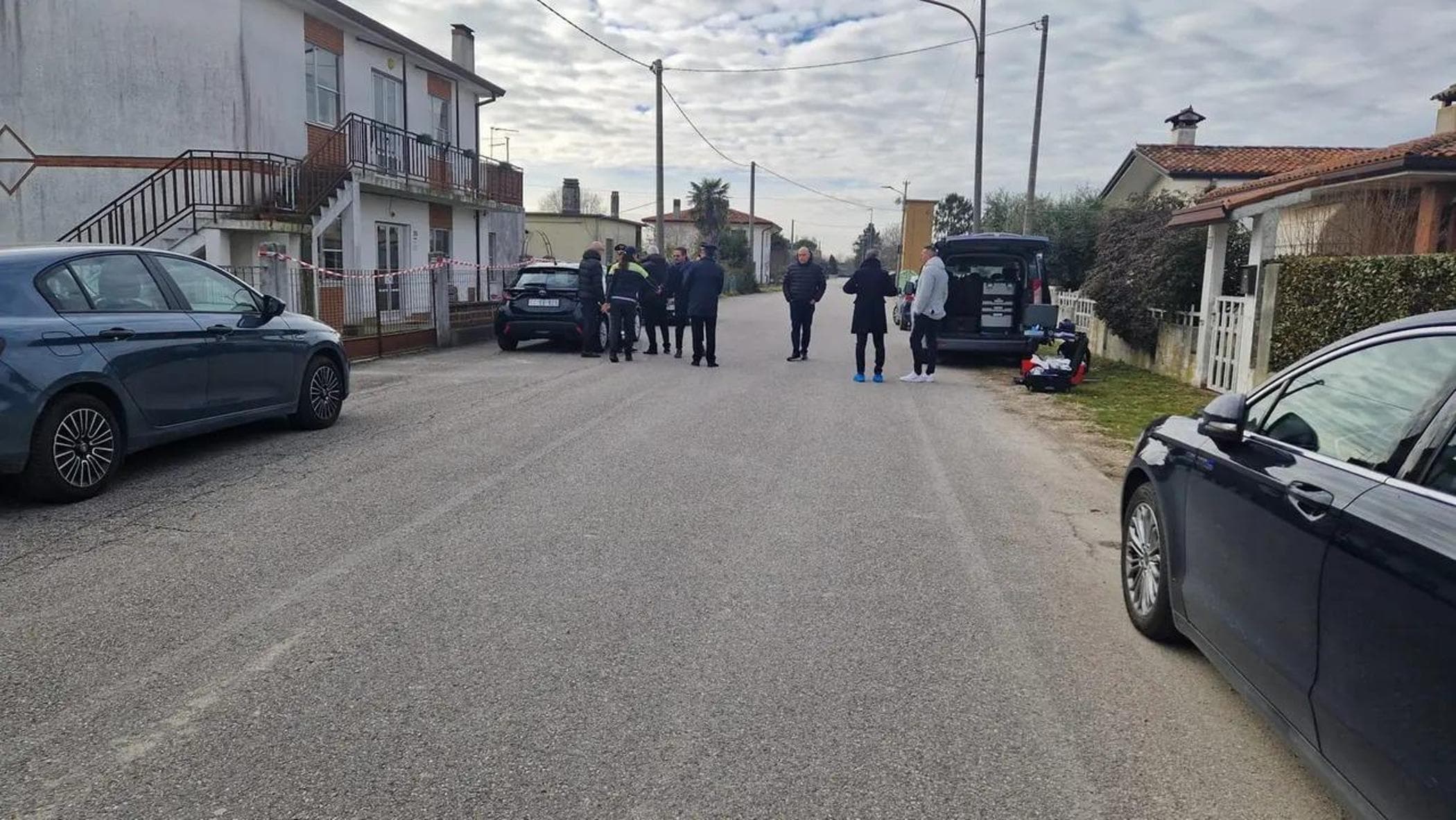Colpisce la moglie alla testa con un’accetta e poi si suicida