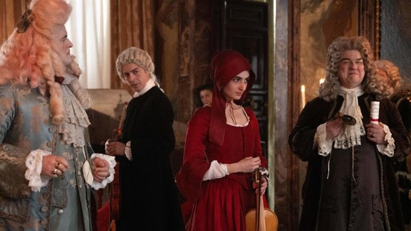 Al centro, Michele Riondino (Antonio Vivaldi) e Tecla Insolia (la violinista Cecilia) nel film di Damiano Michieletto
