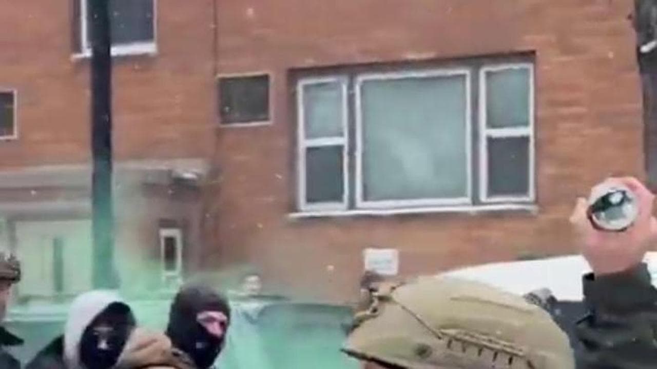 "Arriva il gas": Ice a Minneapolis, il comandante Bovino lancia il lacrimogeno contro i contestatori