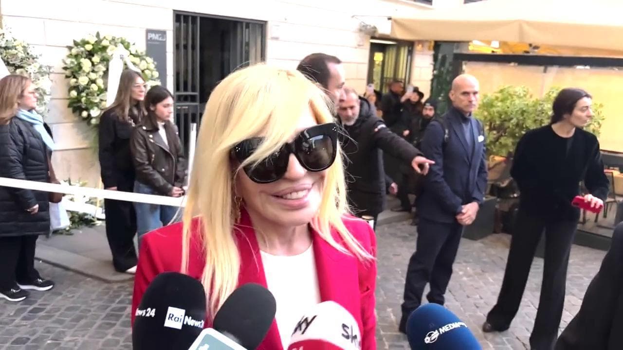 Valentino, il ricordo di Donatella Versace alla camera ardente: "Mi sono vestita di rosso per lui"