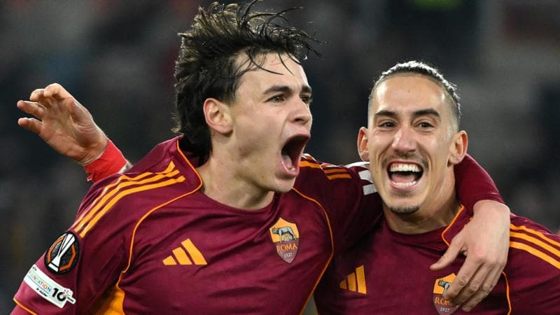 Pisilli esulta con Tsimikas dopo il gol
