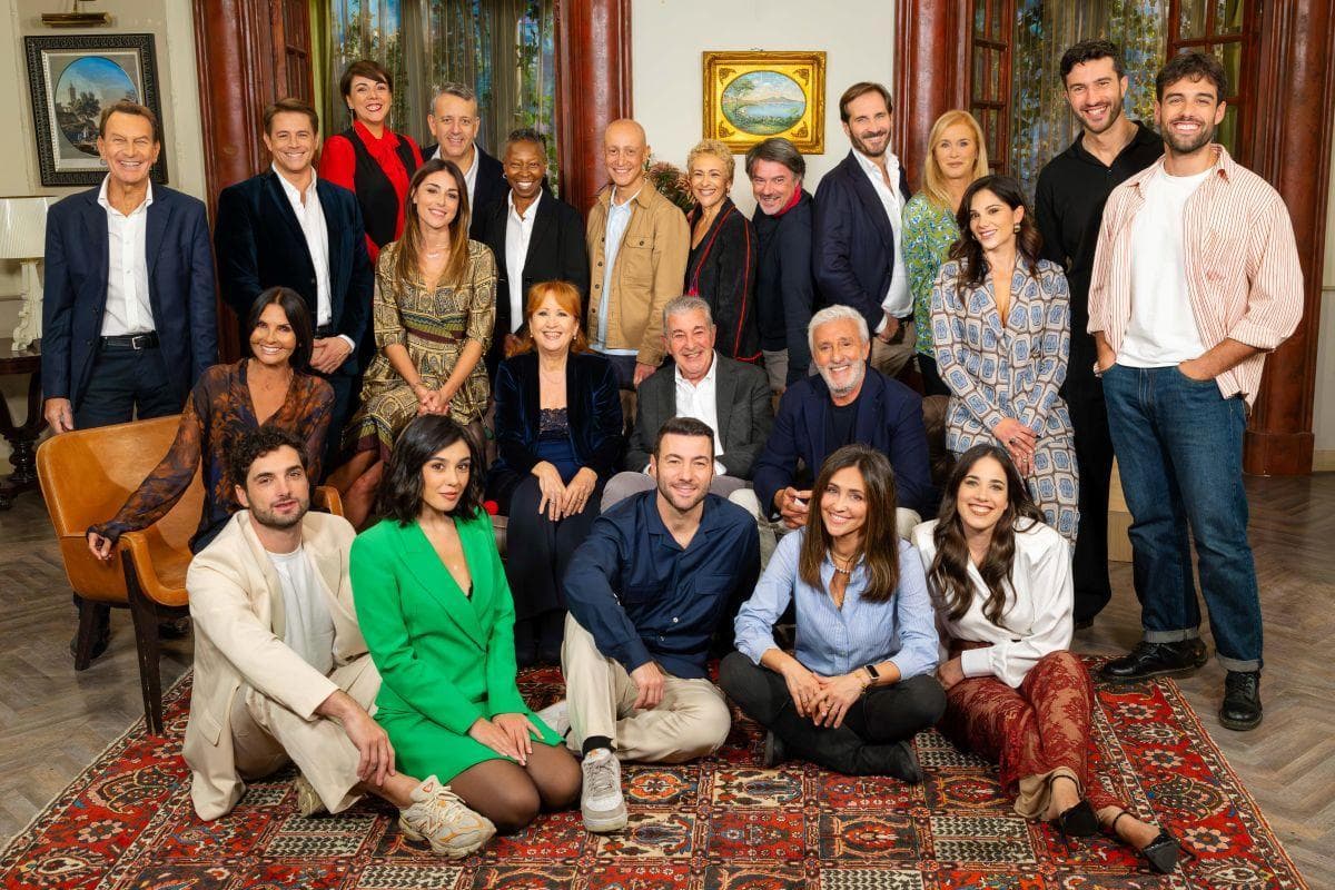 Il cast di Un posto al sole con Whoopi Goldberg