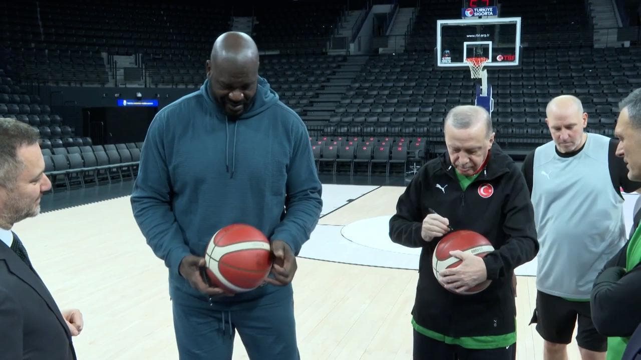 Basket, Erdogan contro Shaquille O'Neal: sfida di tiri liberi tra il premier turco e l'ex stella Nba