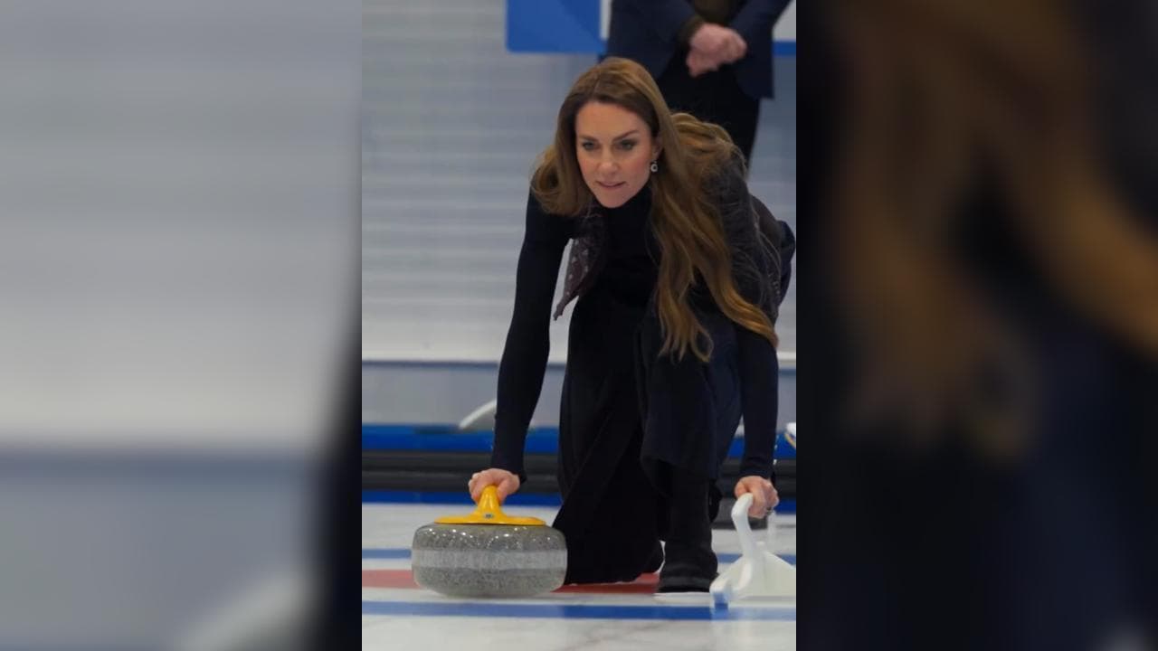 Kate, William e il curling: le immagini della "sfida" reale sul ghiaccio
