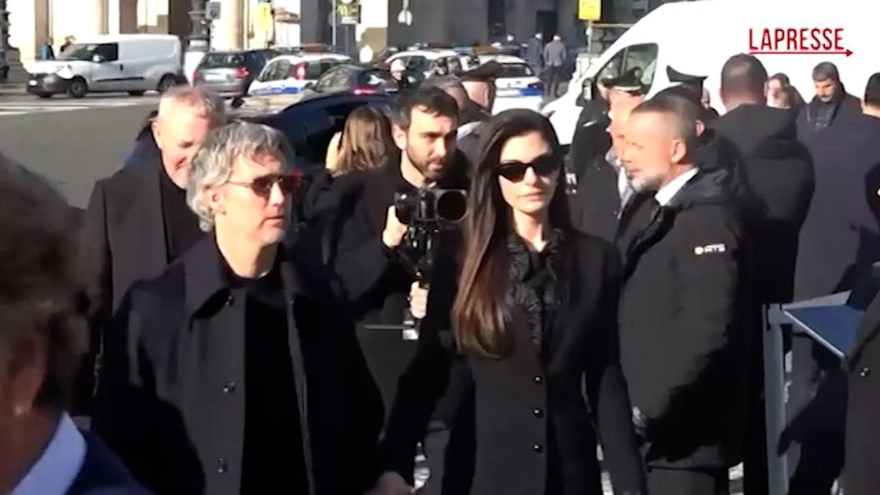 Valentino, Anne Hathaway arriva alla Basilica Santa Maria degli Angeli per il funerale