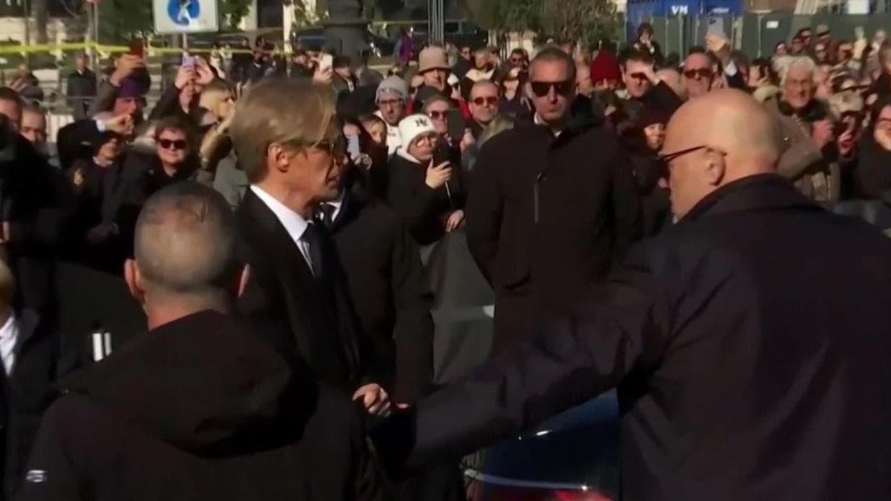 Funerali Valentino: il feretro arrivato in Basilica accompagnato da Giammetti e Hoeksema