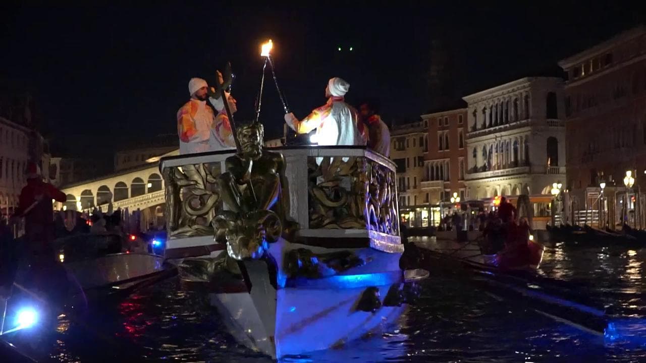 La magia di Venezia alle Olimpiadi, la torcia in gondola sui canali