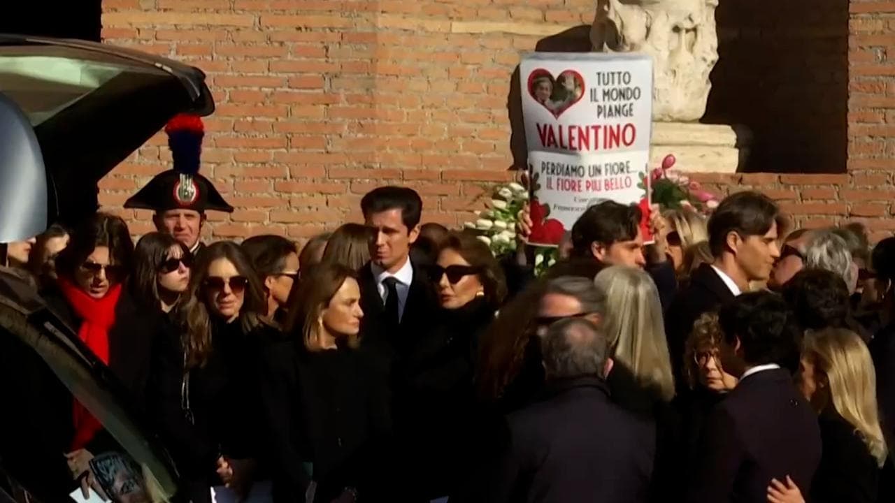 Valentino, il feretro lascia la chiesa. La commozione e il cartello: "Perdiamo il fiore più bello"