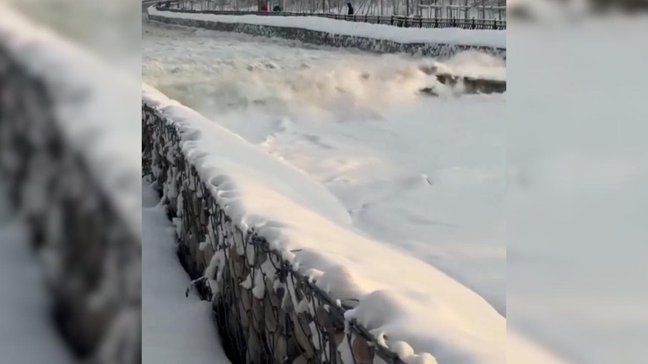 Kazakistan, l'onda di ghiaccio scorre sul fiume Esentai: il video