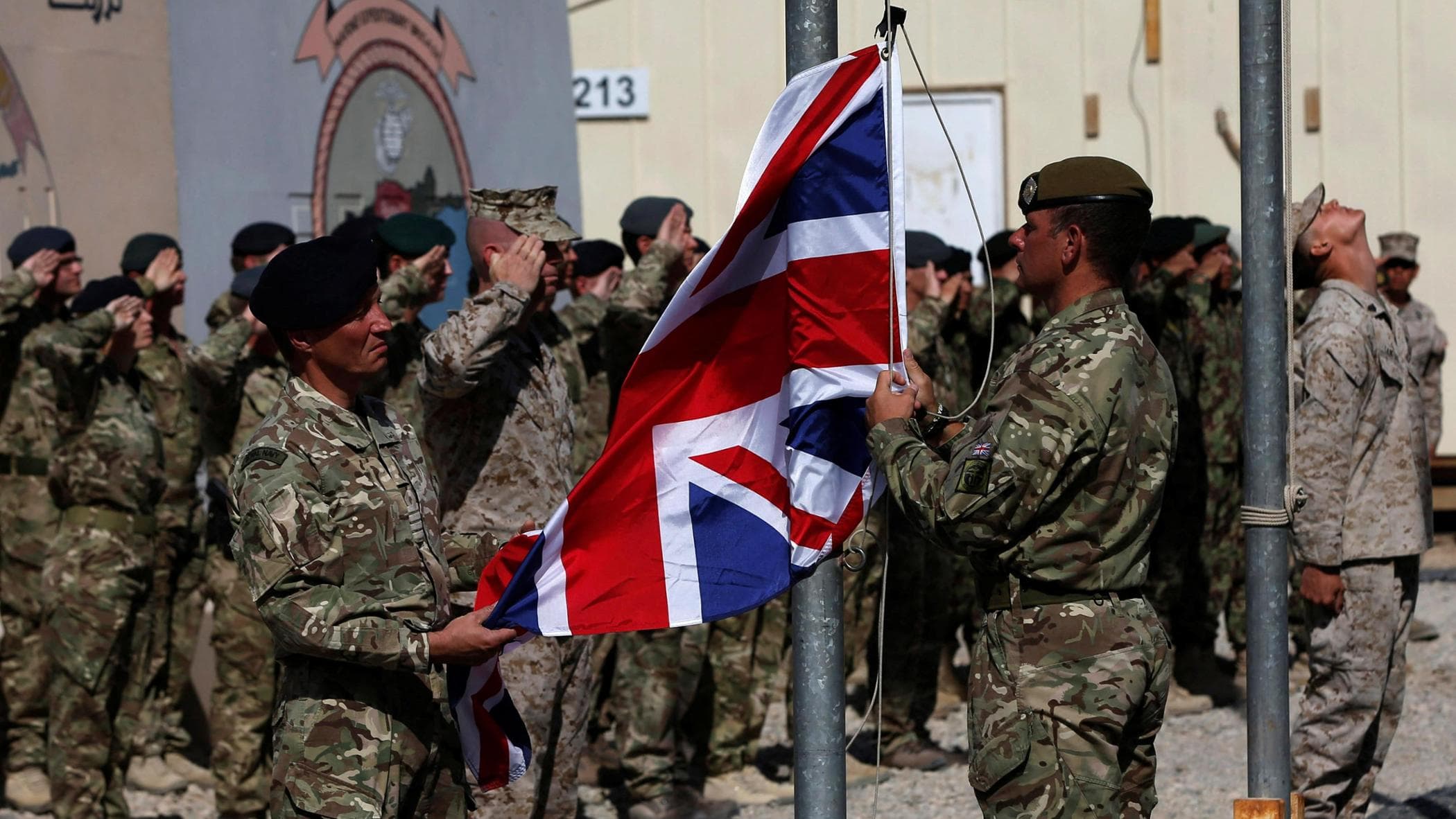 Trump sminuisce le truppe Nato in Afghanistan. Starmer: “Parole offensive, si scusi”