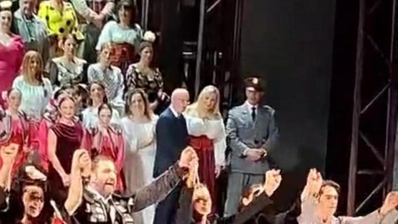 Beatrice Venezi conquista Pisa con la sua Carmen. Ma nel foyer brilla la protesta delle spillette