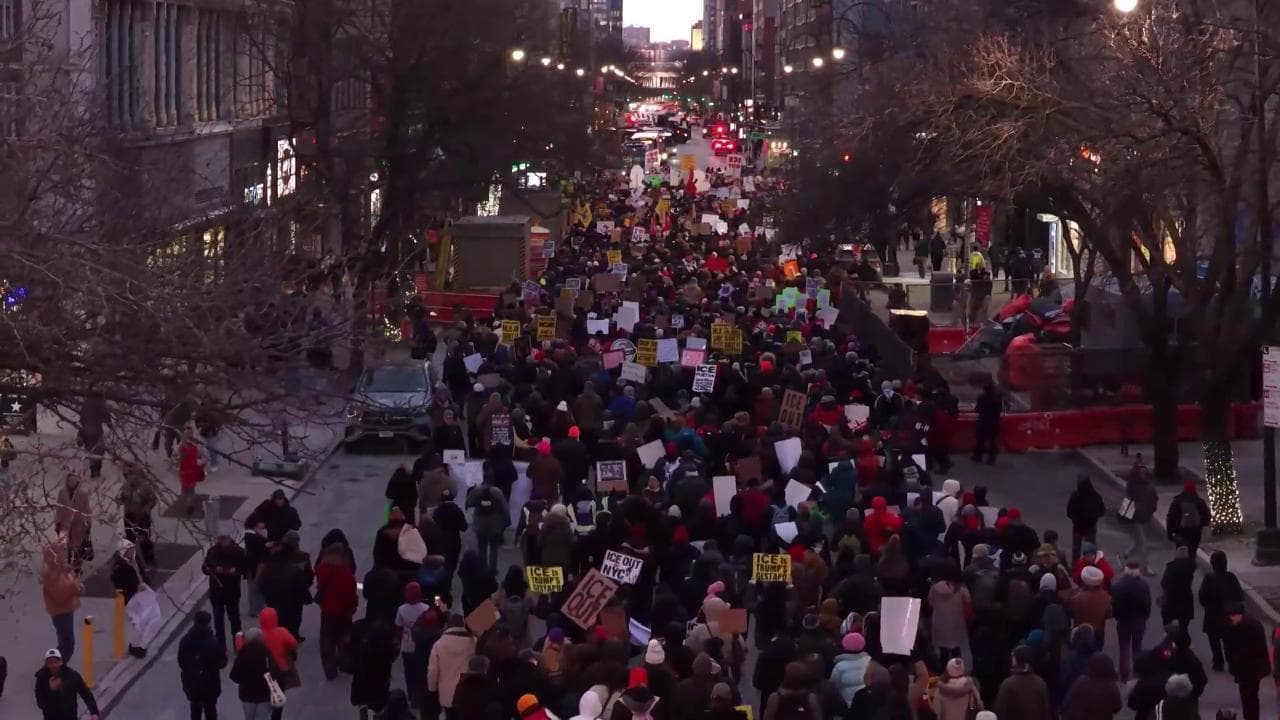 New York, un fiume di americani contro l'Ice anti-immigrati di Trump: gli slogan e i fischi
