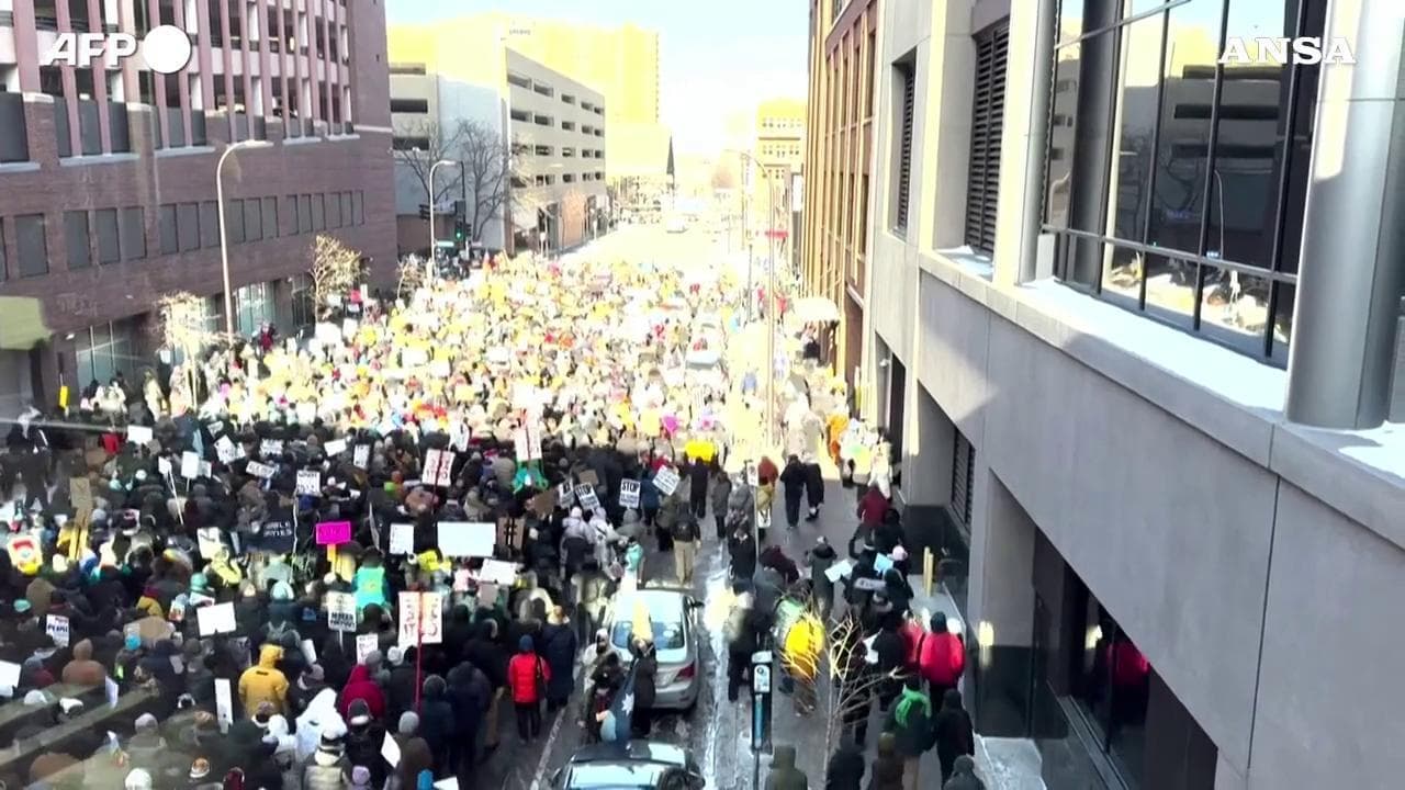 Minneapolis: la città in piazza a meno 20 gradi per marciare contro le violenze dell'Ice
