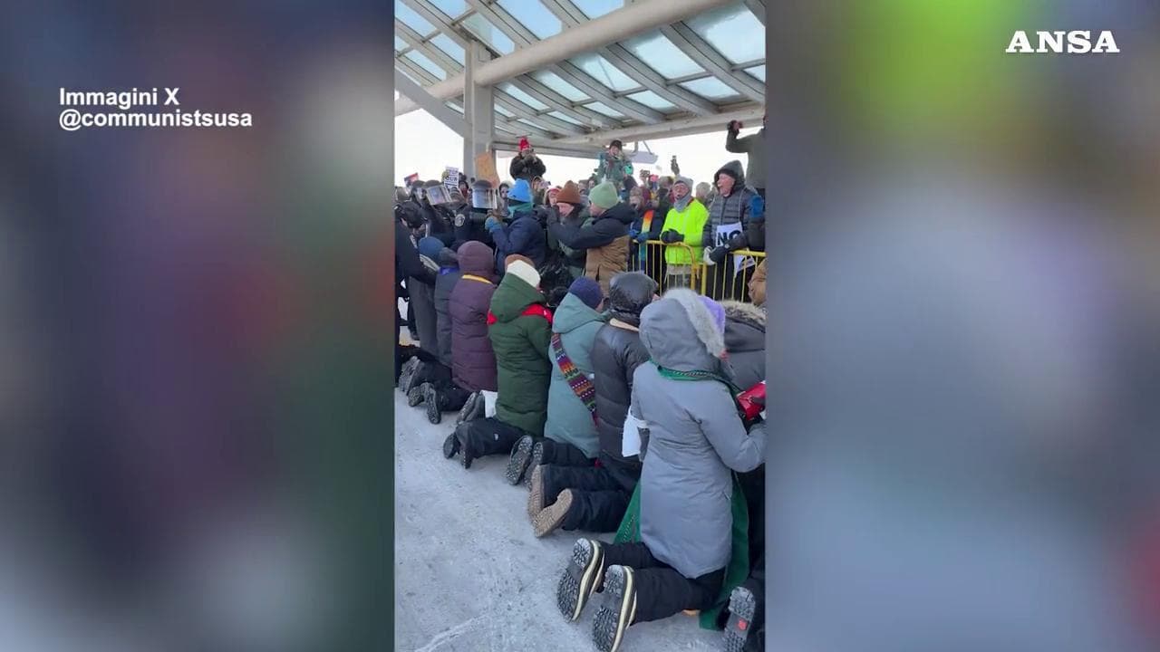 Minneapolis: arrestati dagli agenti dell'Ice 100 religiosi che protestavano all'aeroporto